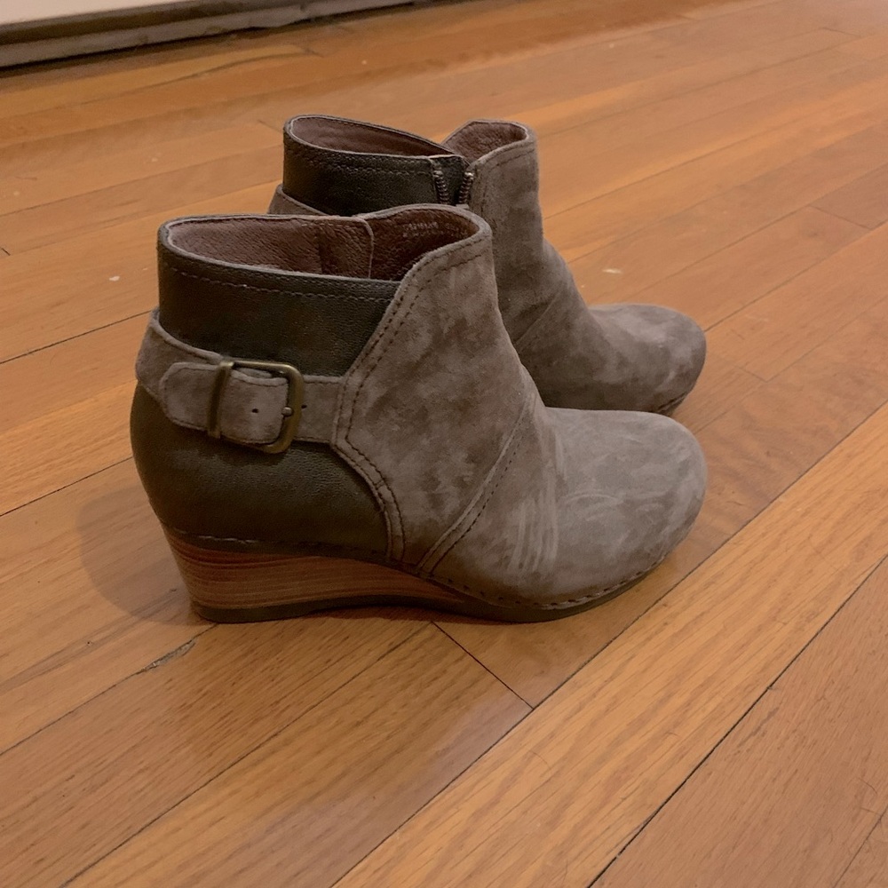 Dansko women’s leather wedge booties - size 38